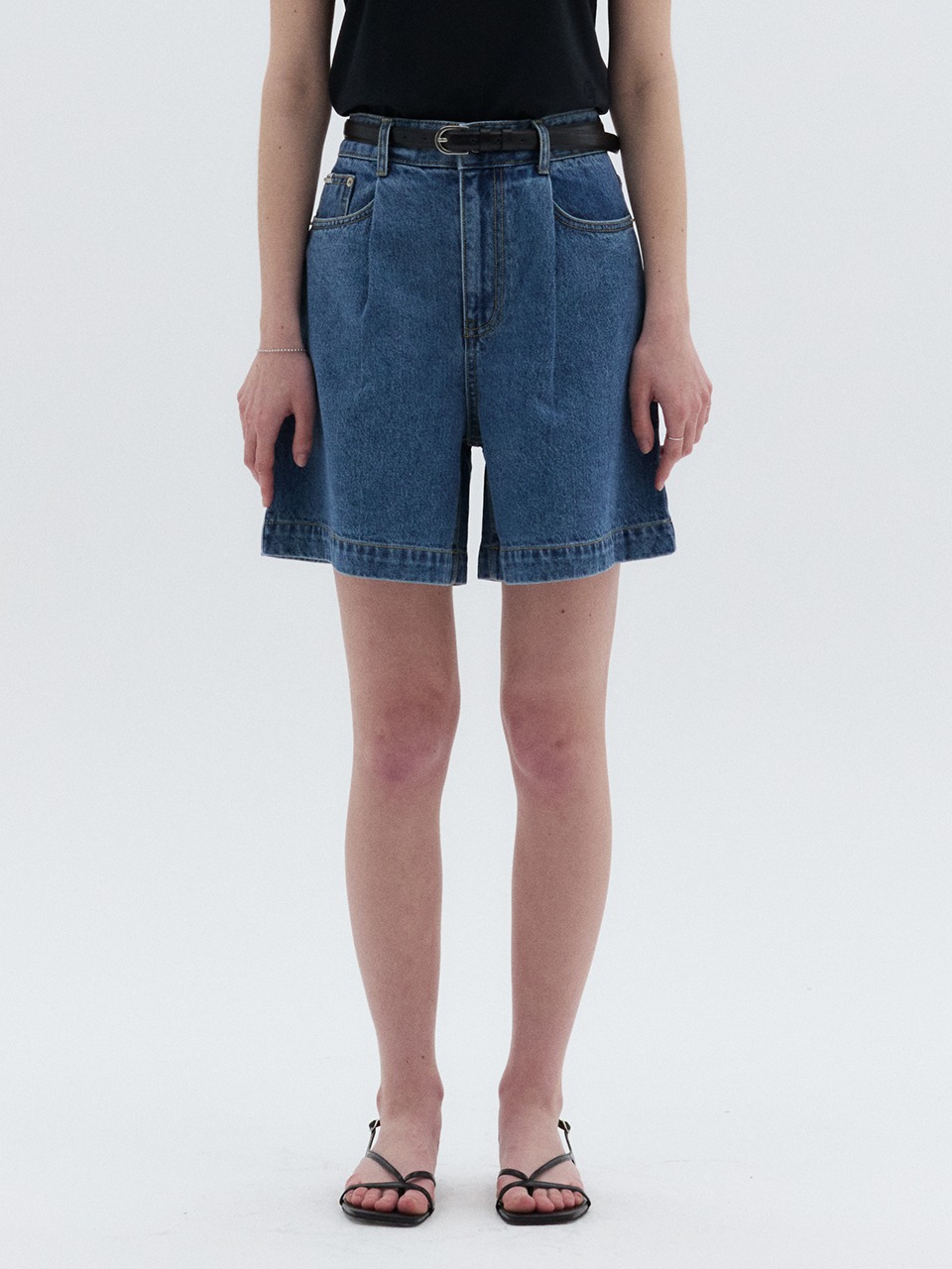 One Tuck Denim Shorts Middle Blue